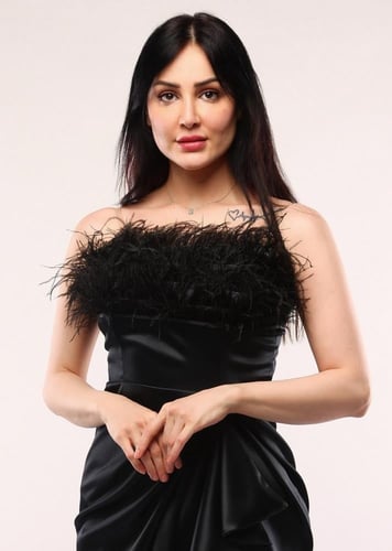 فستان حرير ريش صدر اسود