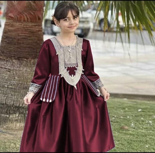 فستان بناتي عسيري بتطريزات فضية جميلة