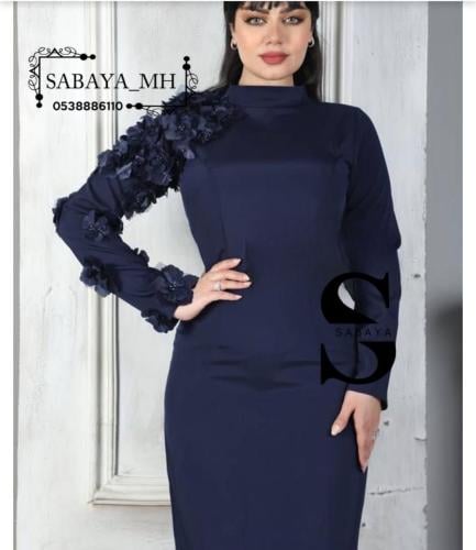 فستان كحلي مزين بالورد