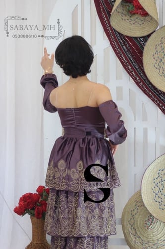 فستان غمرة طبقات مطرزة