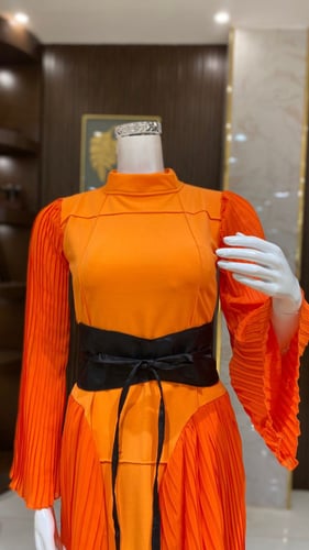 فستان شيفون ميدي بكسرات اكمام