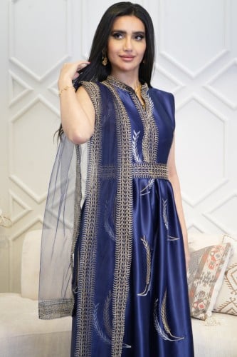 فستان غمرة مطرز ريشة