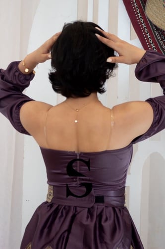 فستان غمرة طبقات مطرزة