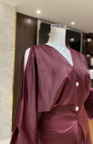 فستان حرير ناعم زرار باكمام مفتوحة