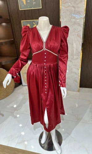 فستان ناعم بزرائر - تصميم أنيق يناسب كل الأوقات