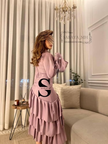 فستان سهرة ناعم بطبقات عصرية جذابة
