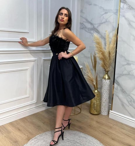 فستان ميد صدر ريش - تصميم جريء وأنيق لإطلالة مميزة