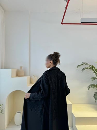 القمــاش تفتـه•دانتيل بالكامل من فوق•قصـه كلوش