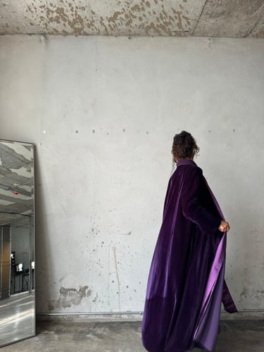 القمـاش مخمل كوري•من قدام تفته هندي ومن جنب يوجد ز...