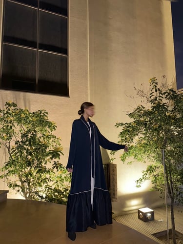 القمــاش كـريب(كحلي)•من تحت جاكار هندي وتحديد ابيض...