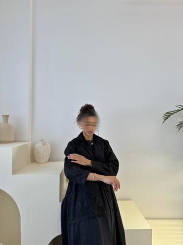 القمــاش تفتـه•دانتيل بالكامل من فوق•قصـه كلوش