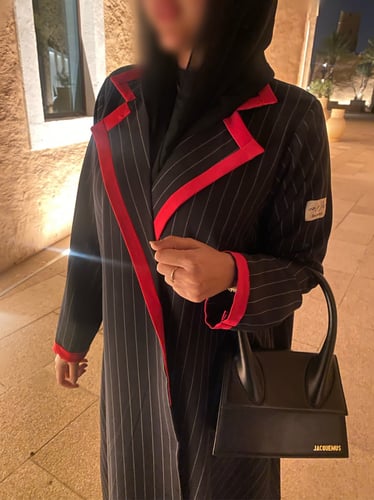 القمــاش كـريب مخطط•اليـاقه و الكـم حوافها قماش هن...