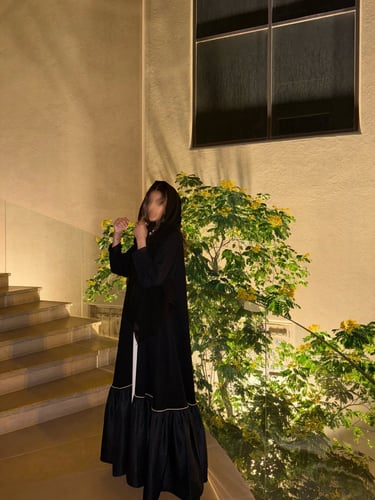 القمــاش كـريب•من تحت جاكار هندي وتحديد ابيض كريب•...