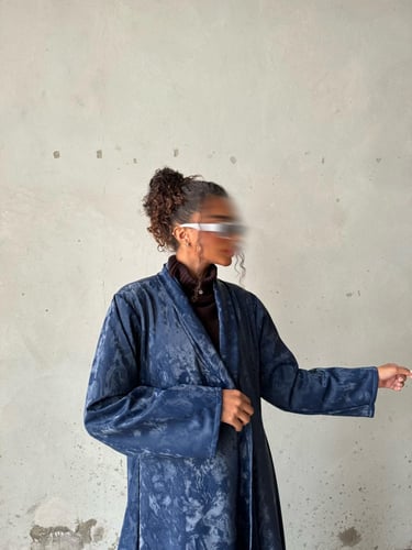 القمـاش جلد جاكار•ومن داخل فرو خفيف•قصه نص كلوش