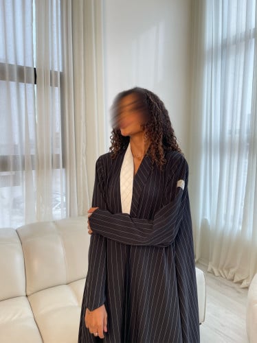 القمــاش كـريب مخطط•اليـاقه ابيض جهه وحده فقط•قصـه...