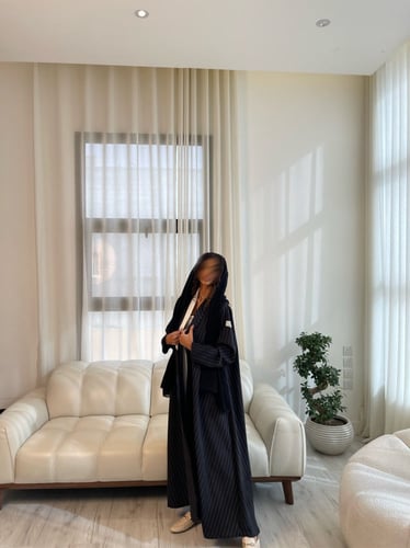 القمــاش كـريب مخطط•اليـاقه ابيض جهه وحده فقط•قصـه...