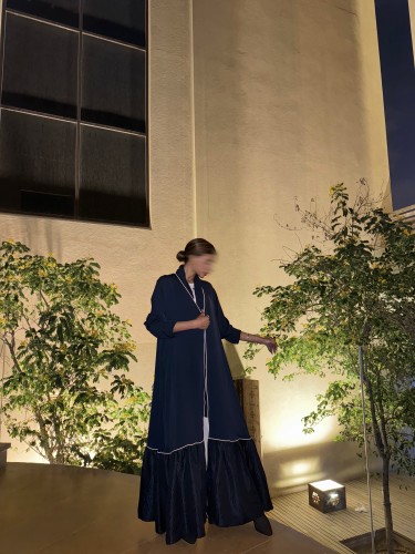 القمــاش كـريب(كحلي)•من تحت جاكار هندي وتحديد ابيض...