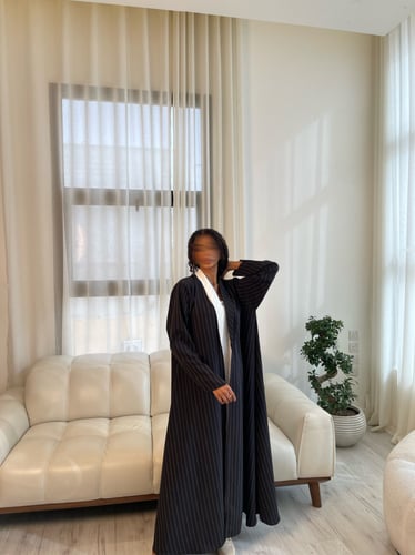 القمــاش كـريب مخطط•اليـاقه ابيض جهه وحده فقط•قصـه...