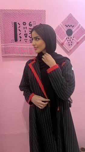 القمــاش كـريب مخطط•اليـاقه و الكـم حوافها قماش هن...