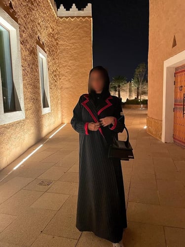 القمــاش كـريب مخطط•اليـاقه و الكـم حوافها قماش هن...