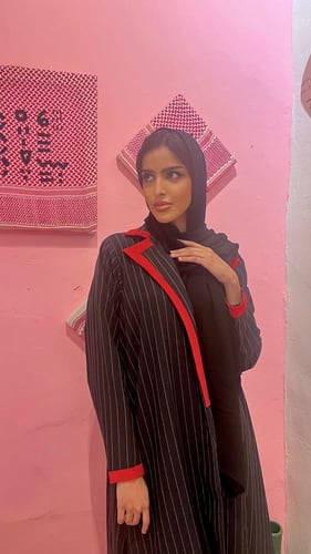 القمــاش كـريب مخطط•اليـاقه و الكـم حوافها قماش هن...