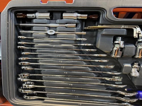 عدة يدوية 218 قطعة