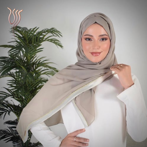 طرحة ليزر زيتي فاتح بطرف ساتان وقيطان