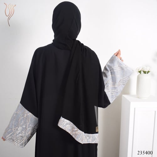 عباية كريب أسود بأكمام مطرزة