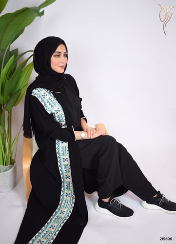 عباية سوداء بكلفة مشجرة صيفيه