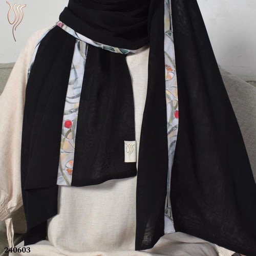 طرحة بوال أسود مع خطين قماش مشجر