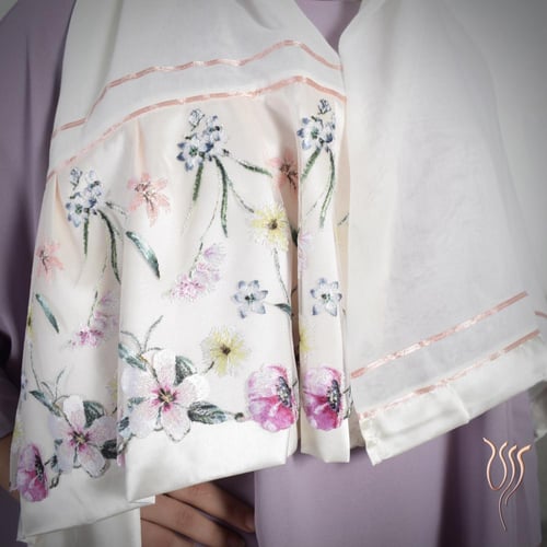 طرحة بوال بيضاء مزينة بتل وشرائط