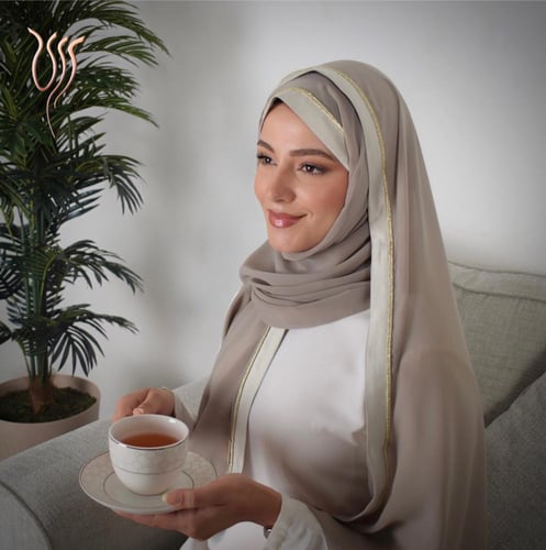 طرحة ليزر زيتي فاتح بطرف ساتان وقيطان