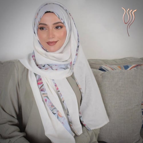 طرحة بوال أبيض مع خطين قماش مشجر