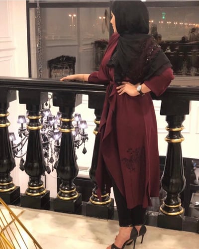 رداء كريب مطرز عودي