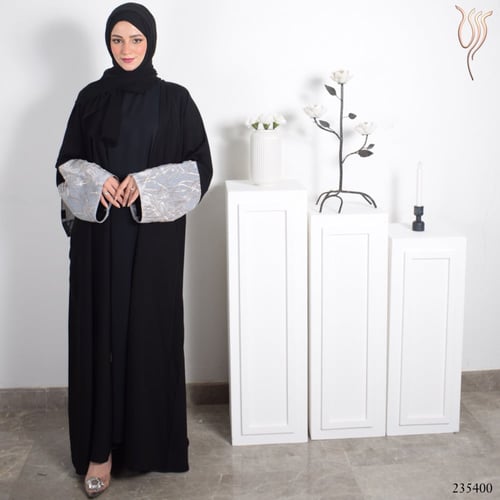 عباية كريب أسود بأكمام مطرزة