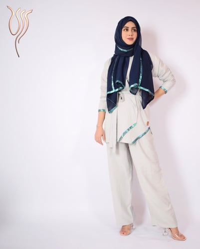 طقم بلوزة وبنطلون رمادي فاتح مفتوح