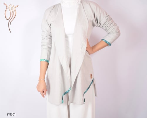 طقم بلوزة وبنطلون رمادي فاتح مفتوح