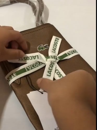 لاكوست بني مع الشريطة