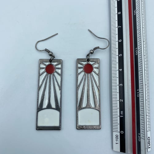 اقراط معدنية لشخصية تانجيرو