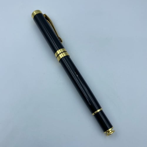 قلم حبر رسمي لشعار قراصنة قبعة القش