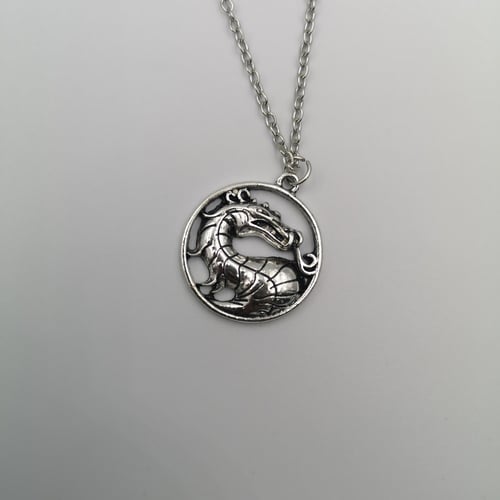 قلادة شعار مورتال كومبات