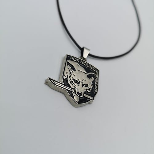 قلادة شعار فوكس هاوند