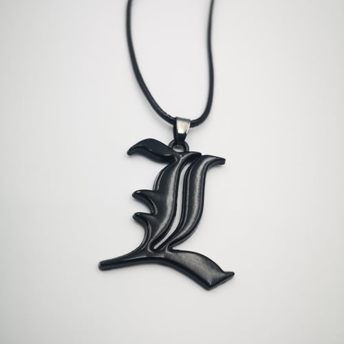 قلادة شخصية إل سوداء