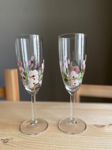 كأسان بتصميم ورود