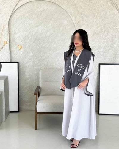 عبايات تخرج 2026 مطرزة بالاسم