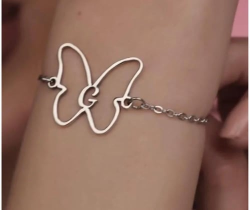 قلاده الفراشه بشكل انيق