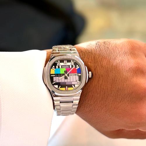 ساعة رجالية بنمط التلفاز القديم