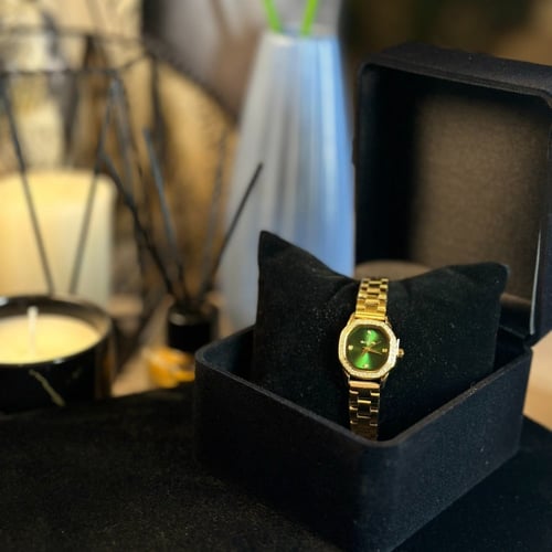 ساعة نسائية بسوار ذهبي ومينا أخضر VR1009