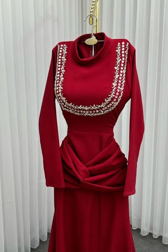 فستان سهره خناق بأكمام طويلة مزين بالخرز لون أحمر