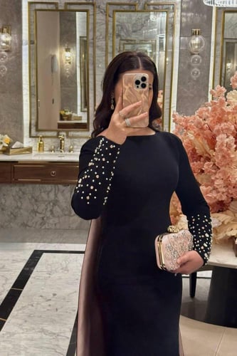 فستان سهره توب بأكمام طويلة وبذيل لون اسود
